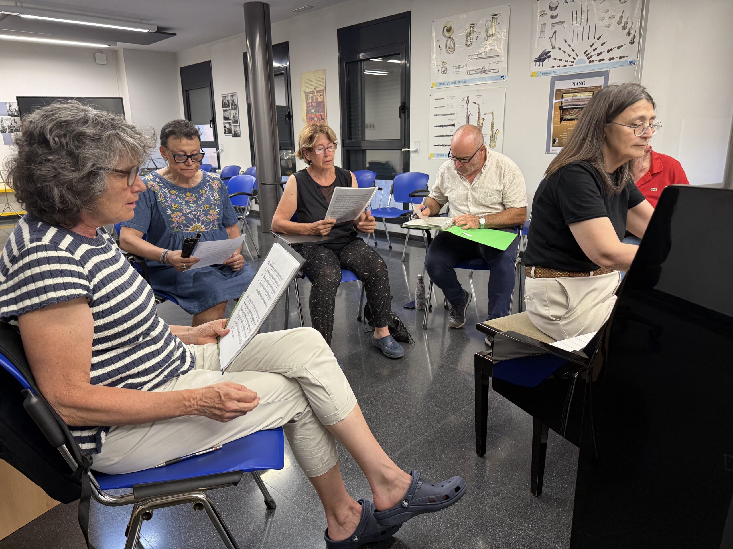 Diversos membres del Cor de Cambra Caterva de la Seu d'Urgell fent un assaig a l'Escola de Música