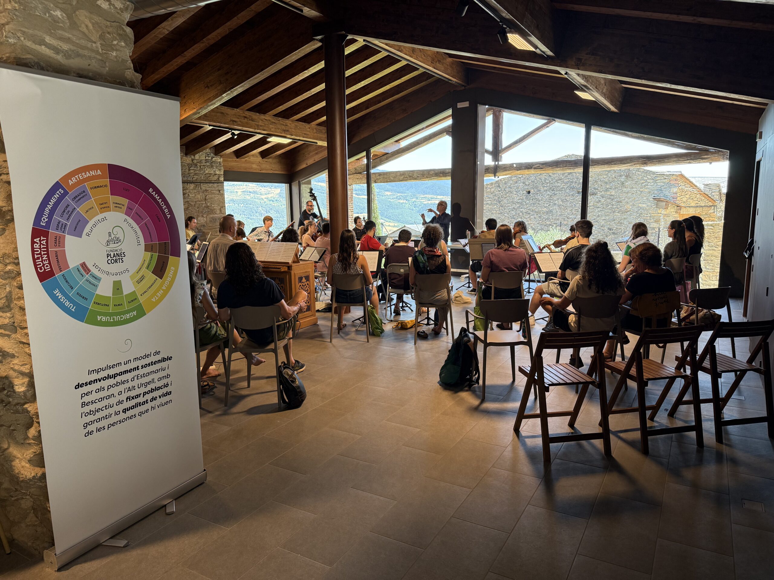 Vista de l'Espai Joan Planes durant un dels assajos dels participants de la Bachcelona Akademie
