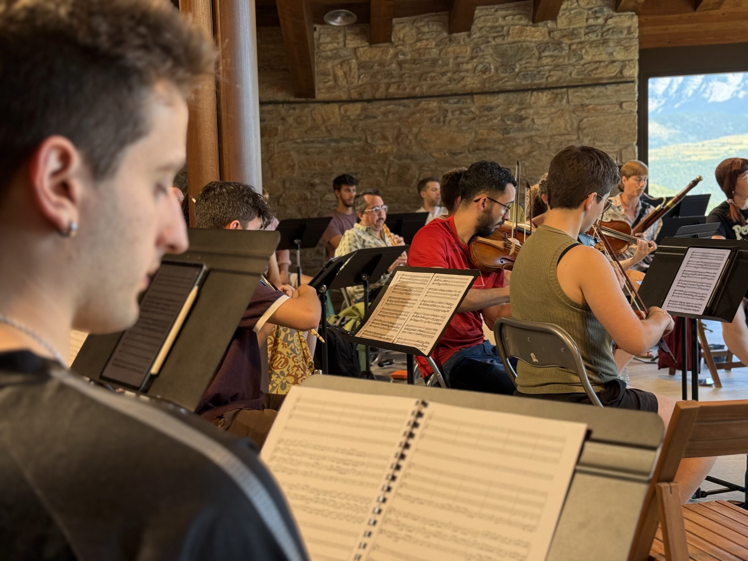 Una part de l'orquestra de la Bachcelona Akademie assajant a l'Espai Joan Planes