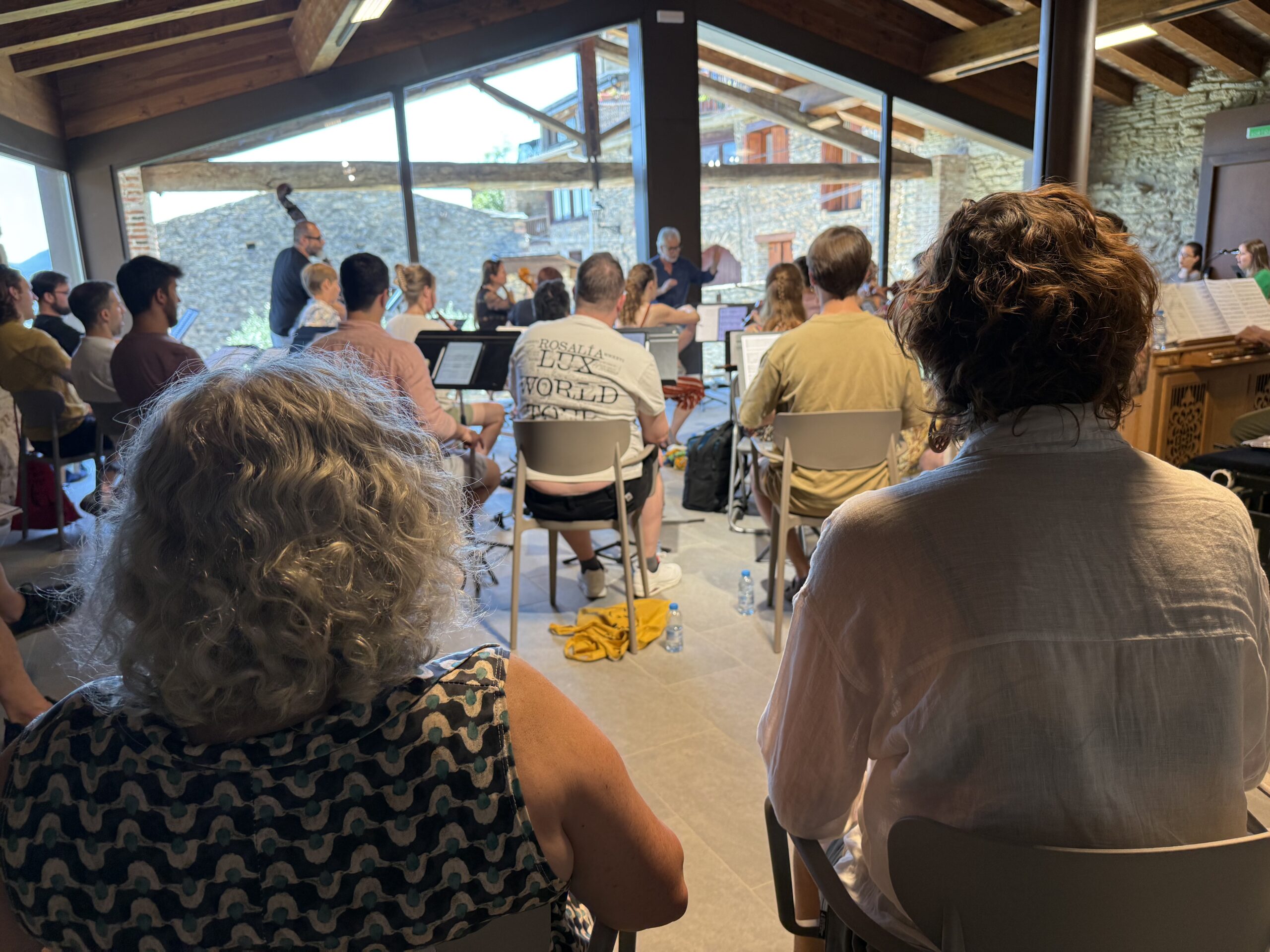 Públic observant l'assaig de la Bachcelona Akademie a l'Espai Joan Planes